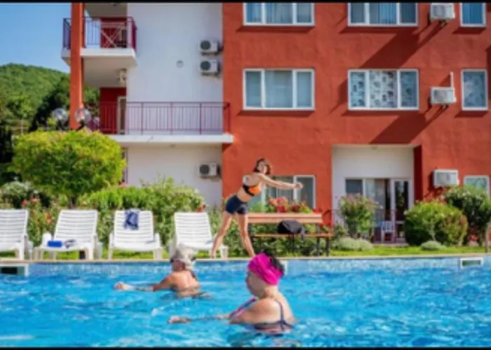 Apartment 2-комнатные у моря 10 бассейнов Crown Noks