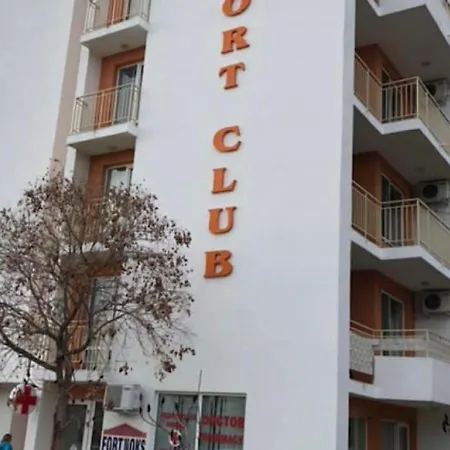 много бассейнов и рядом море