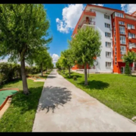 много бассейнов и рядом море