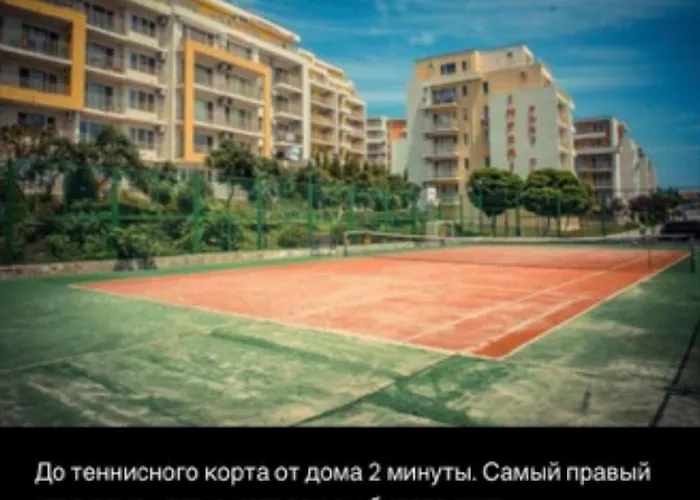 много бассейнов и рядом море *