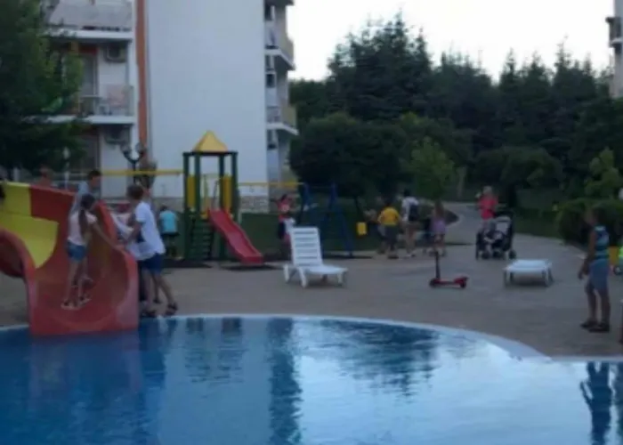 много бассейнов и рядом море *