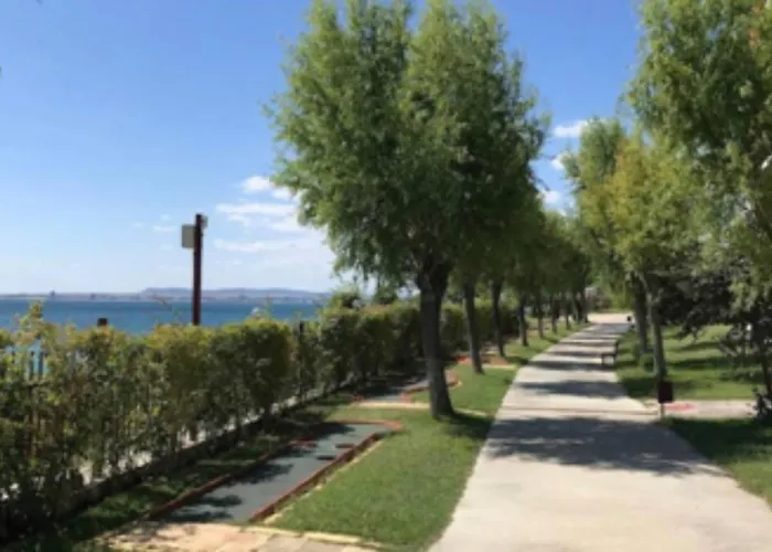 много бассейнов и рядом море Апартаменти