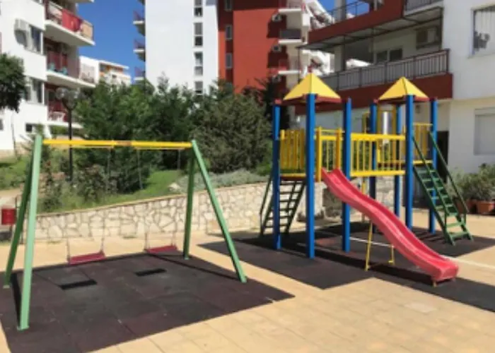 много бассейнов и рядом море Апартаменти *