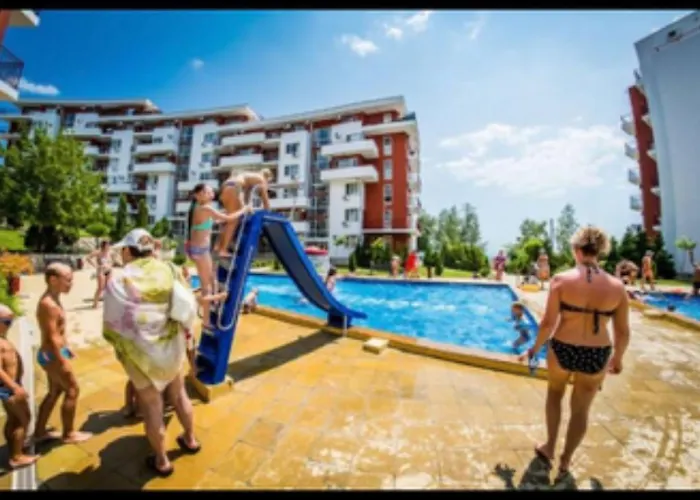 много бассейнов и рядом море