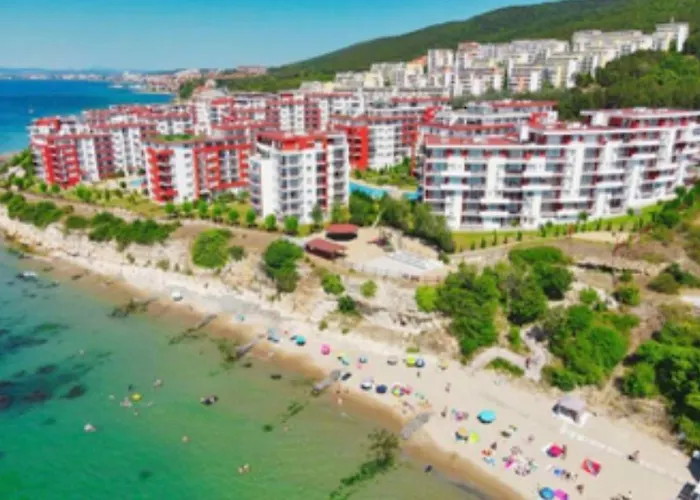 много бассейнов и рядом море